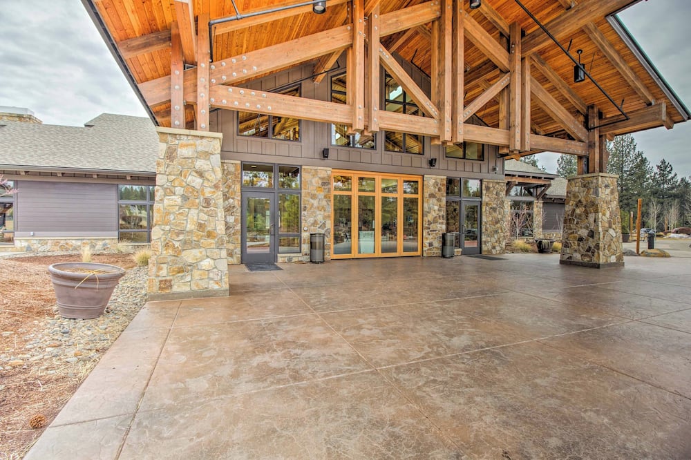 Hot Tub & Community Perks: Sunriver Retreat