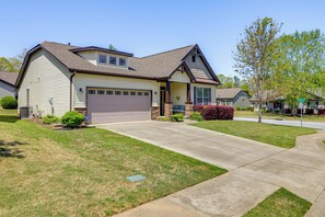 House (3 Bedrooms) | Interior - Stay at Jos Taylor Retreat: 9 Mi to Greenville! (Taylors)