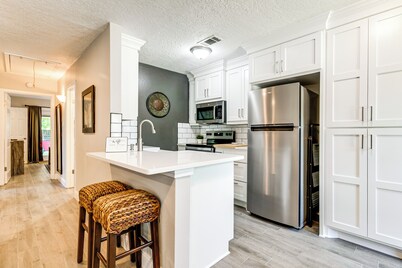 2 Mi to Texas A&m: Pet-friendly Duplex w/ Yard!