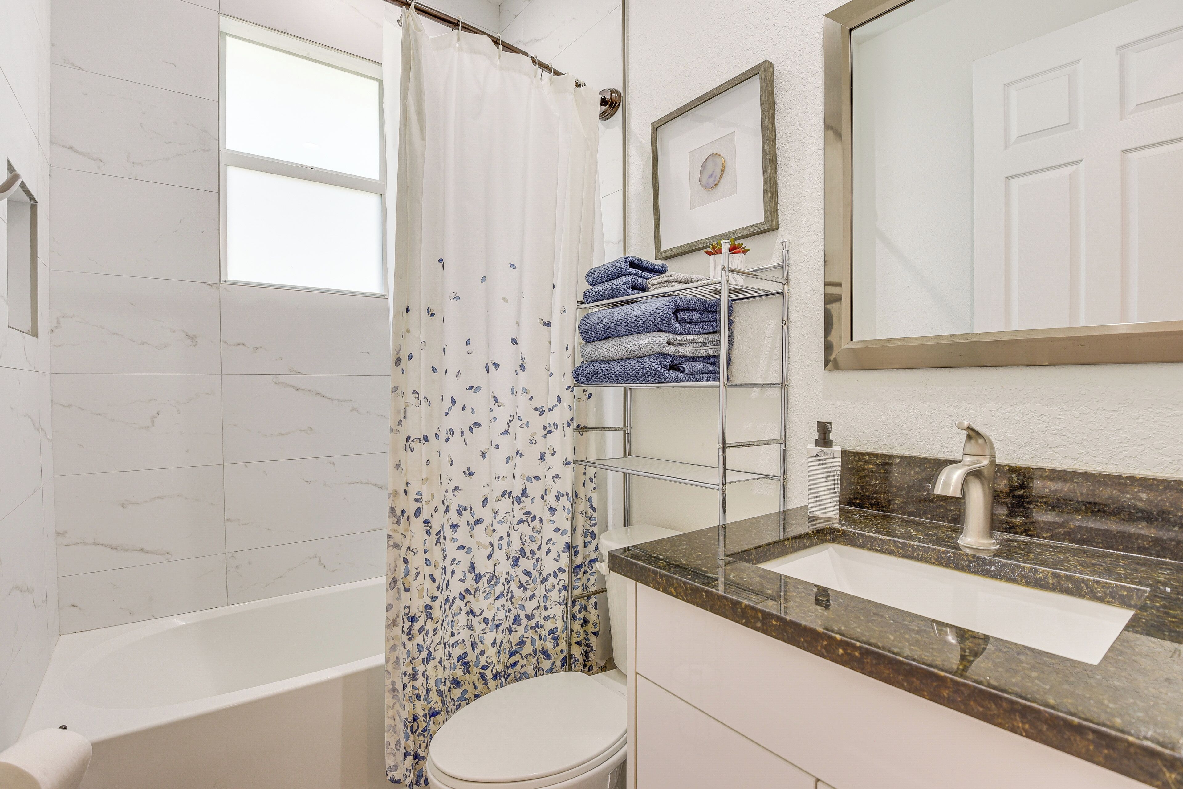 Ein Badezimmer mit Badewanne, Toilette und Waschbecken.