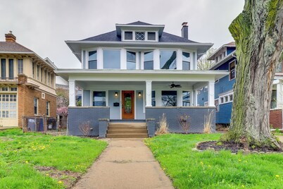 Walkable Apt: 4 Mi to Downtown Toledo!