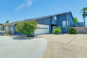 Interior - 3 Mi to Beaches: Corpus Christi Home w/ Pool (Corpus Christi)
