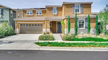 House (4 Bedrooms) | Front of property