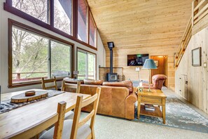 Interior - 11 Mi to Massanutten: 'shenandoah River Chalet' (Shenandoah)