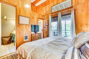 House (3 Bedrooms) | Interior - 11 Mi to Massanutten: 'shenandoah River Chalet' (Shenandoah)