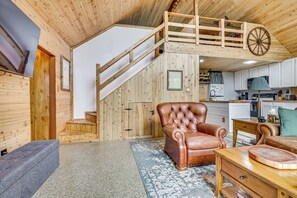 Interior - 11 Mi to Massanutten: 'shenandoah River Chalet' (Shenandoah)