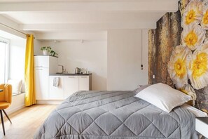 1 bedroom, iron/ironing board, travel cot, free WiFi - Pleasant studio with free parking (Saint-Thurien)