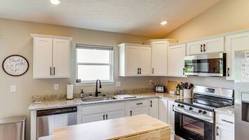 House (5 Bedrooms) | Interior