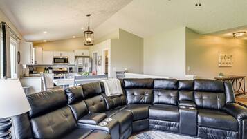 House (5 Bedrooms) | Interior