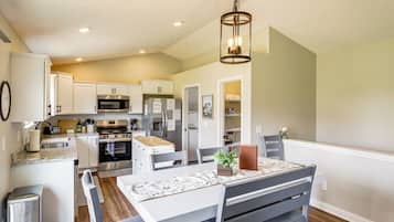 House (5 Bedrooms) | Interior