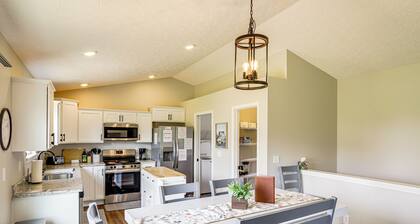 Deck & Outdoor Dining: Family Getaway in Dry Ridge