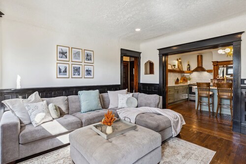 Spacious Home Chef's Kitchen, BBQ Grill, 5 Min Cle Clinic, Hot Tub, ADA, King