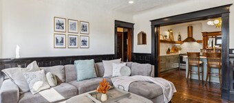 Spacious Home Chef's Kitchen, BBQ Grill, 5 Min Cle Clinic, Hot Tub, ADA, King