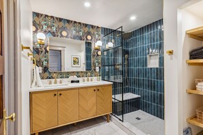 Een douche, een bubbelbad, een haardroger, handdoeken