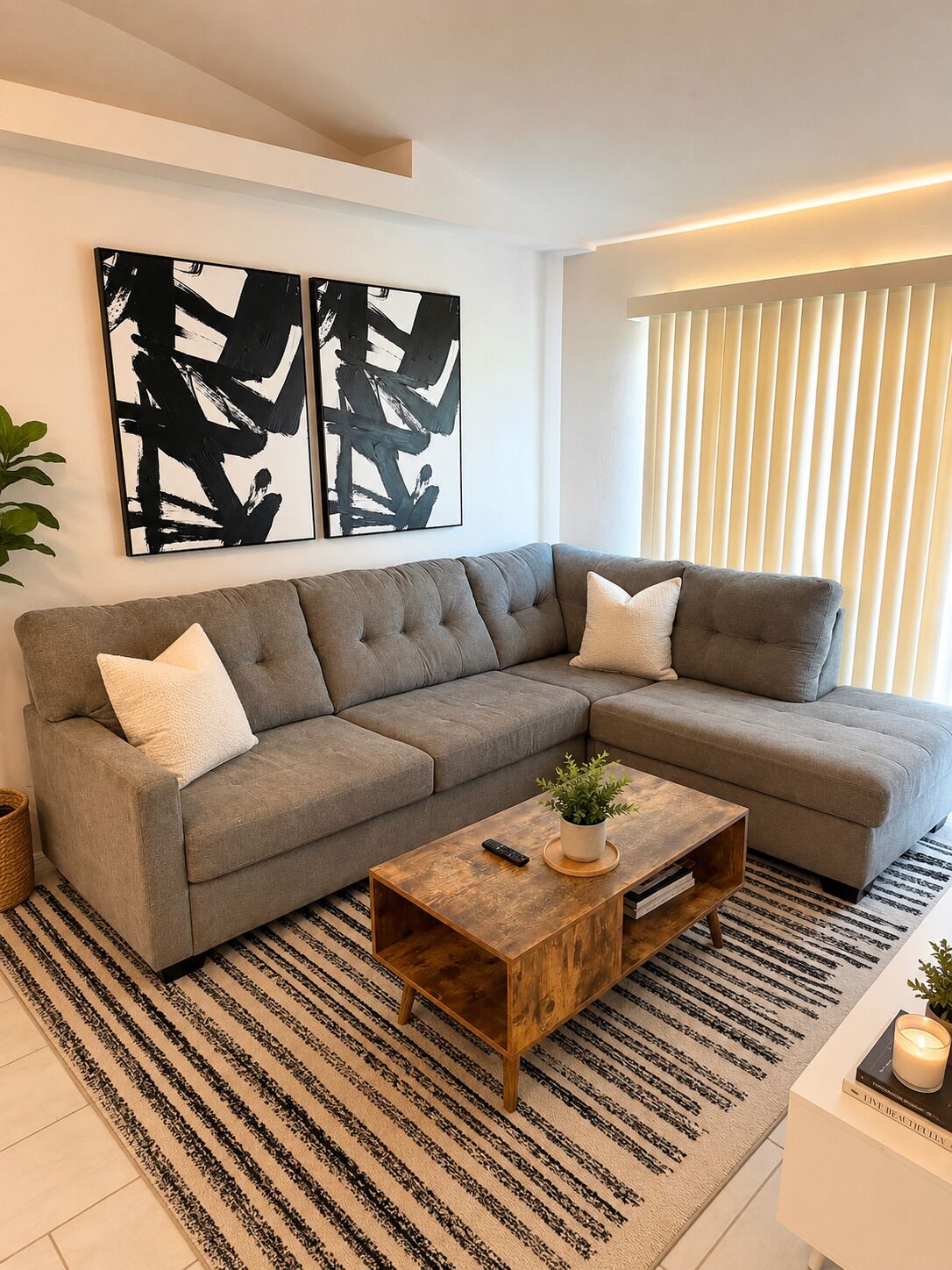 Een moderne woonkamer met een hoekbank, een houten salontafel en abstracte kunst aan de muur.