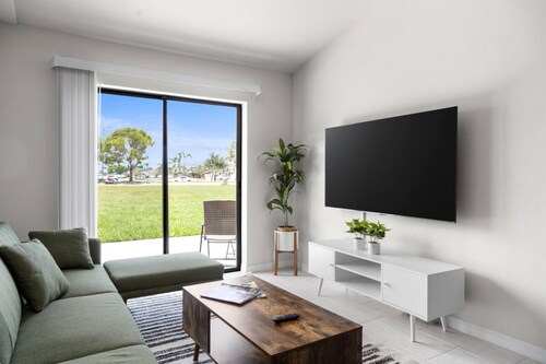 Spacious & Stylish 3BR House in the Heart of Cape Coral