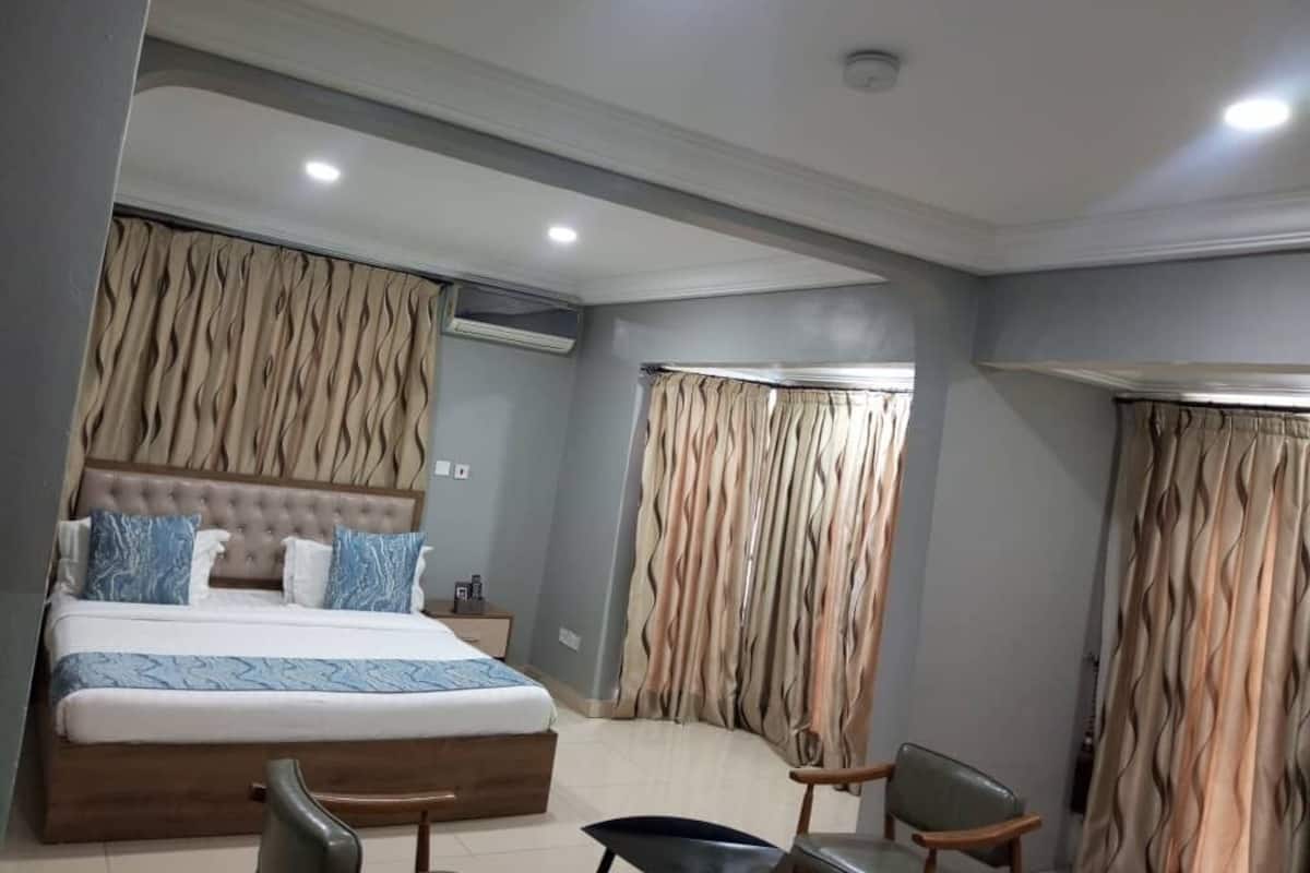 1 quarto, escrivaninha, espaço de trabalho para notebook