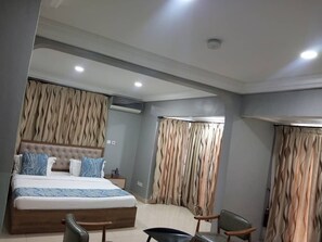 Desk, laptop workspace, free WiFi, bed sheets