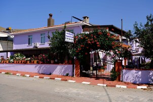 Konaklama yerinin ön cephesi