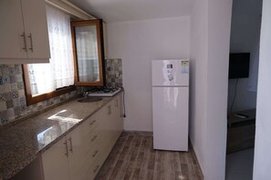 Perusstudio | Yksityinen keittiö | Minijääkaappi, liesi, keittoastiat/astiat/ruokailuvälineet