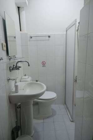 Basic Room | Bilik Mandi | Pancuran mandi, tuala disediakan, sabun, tisu tandas 