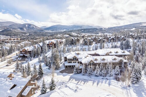 Penthouse at Riverbend Lodge - Ski in/out, Hiking