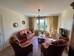 Televisión, reproductor de DVD y oficina 