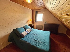 4 habitaciones, tabla de planchar con plancha y ropa de cama 
