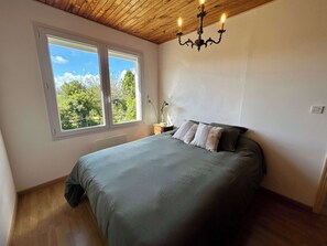 4 bedrooms, iron/ironing board, bed sheets