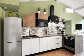 Fridge, microwave, oven, dishwasher - Le Tranquille, characterful apartment (Carcassonne)