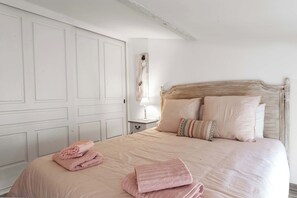 10 habitaciones, tabla de planchar con plancha, wifi y ropa de cama 