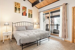 3 habitaciones, escritorio y tabla de planchar con plancha 