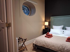 5 bedrooms, WiFi, bed sheets