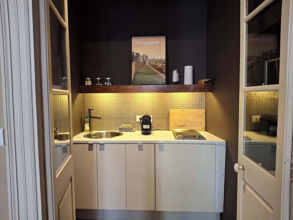 Fridge, microwave, coffee/tea maker, toaster