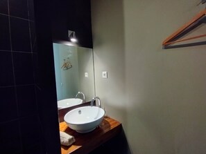 Dusche, Haartrockner, Handtücher