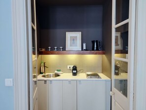 Kylskåp, mikrovågsugn, kaffe- och tebryggare och brödrost