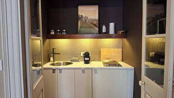 Réfrigérateur, micro-ondes, cafetière/bouilloire, grille-pain