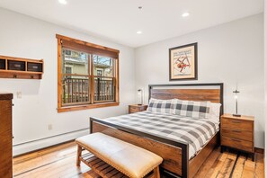 2 habitaciones, escritorio, tabla de planchar con plancha y wifi gratis 