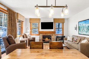 Televisie en een open haard