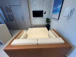 Appartement | 1 slaapkamer, een kluis op de kamer, een bureau, een laptopwerkplek
