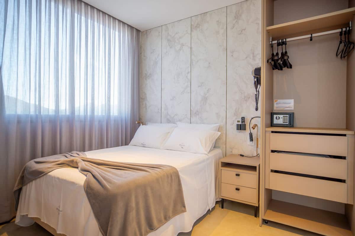 Apartment | 1 bedroom, in-room safe, desk, laptop workspace