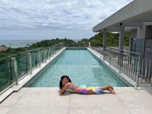 Innendørsbasseng,utendørsbasseng, bassengparasoller og solsenger