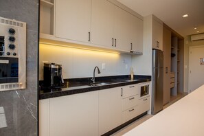 Appartement | Privékeuken | Een koelkast, een microgolfoven, een oven, een kookplaat