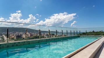 Piscina interna, piscina externa, guarda-sóis, espreguiçadeiras