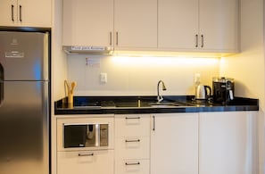 Appartement | Cuisine privée | Réfrigérateur, micro-ondes, four, plaque de cuisson