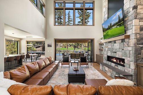 Beautiful 6BR Golf Course Home with Private Pool!*Game Room*Hot Tub