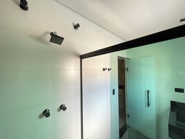 Suite Deluxe, 1 cama de matrimonio, no fumadores, Aire acondicionado | Baño | Toallas, jabón, champú y papel higiénico