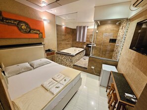 A modern hotel room with a bed, a desk, a shower, and a bathroom. - Hotel Estrela Carapicuiba (Carapicuiba)