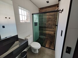 Suite Deluxe, 1 cama de matrimonio, no fumadores, Aire acondicionado | Baño | Toallas, jabón, champú y papel higiénico