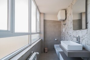 Doccia, asciugacapelli, bidet, asciugamani